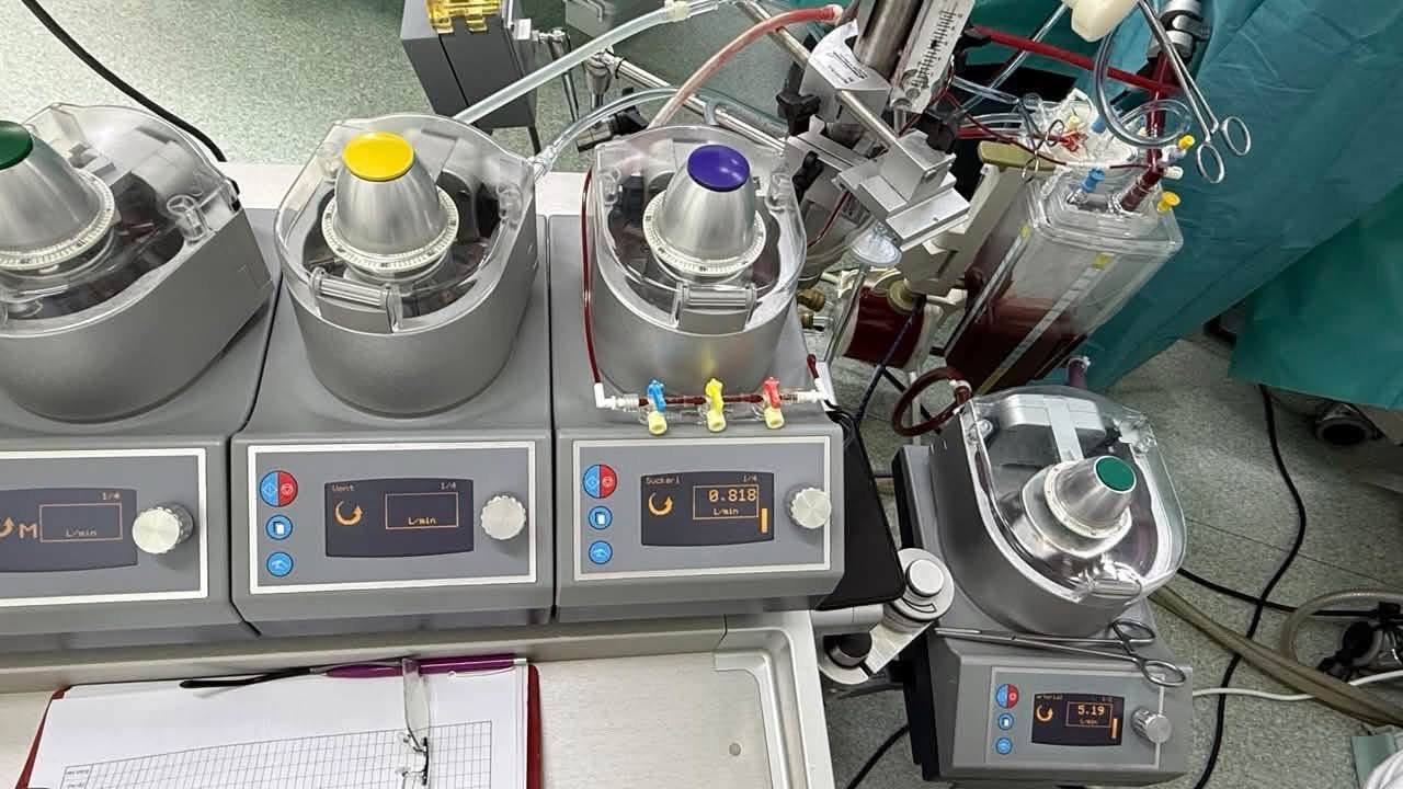 Врятоване життя на межі: закарпатські кардіохірурги провели рідкісну операцію із заміни трьох клапанів серця