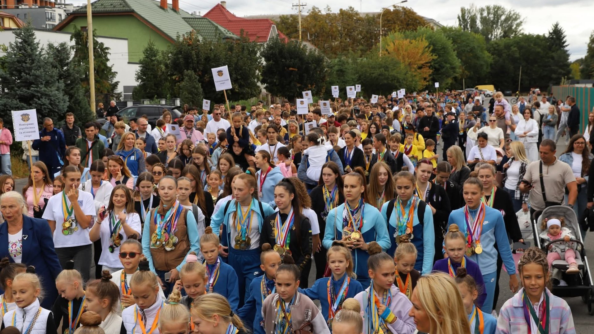 Майже тисяча атлетів ходою пройшли центром Ужгорода до Дня фізичної культури та спорту