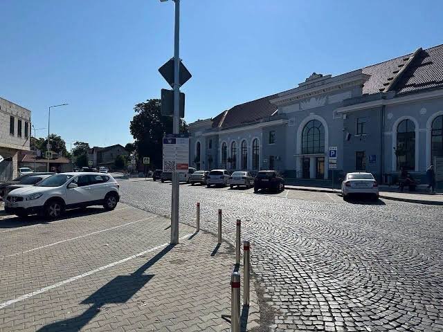 У Мукачеві вже завтра зміняться правила паркування: де доведеться платити 30 гривень за годину