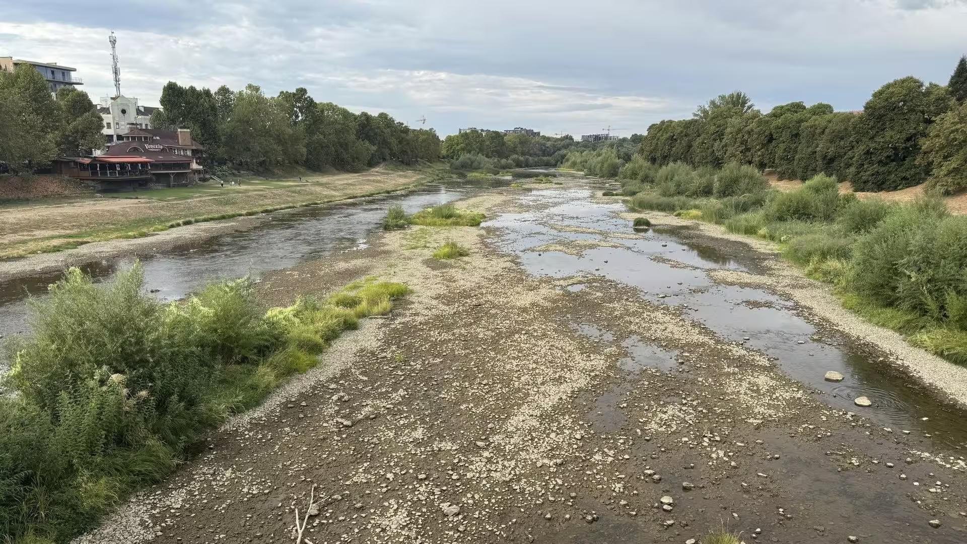 Річки Закарпаття продовжують міліти: на Ужі, Латориці та Боржаві водність падає, оголошено коричневий рівень небезпеки