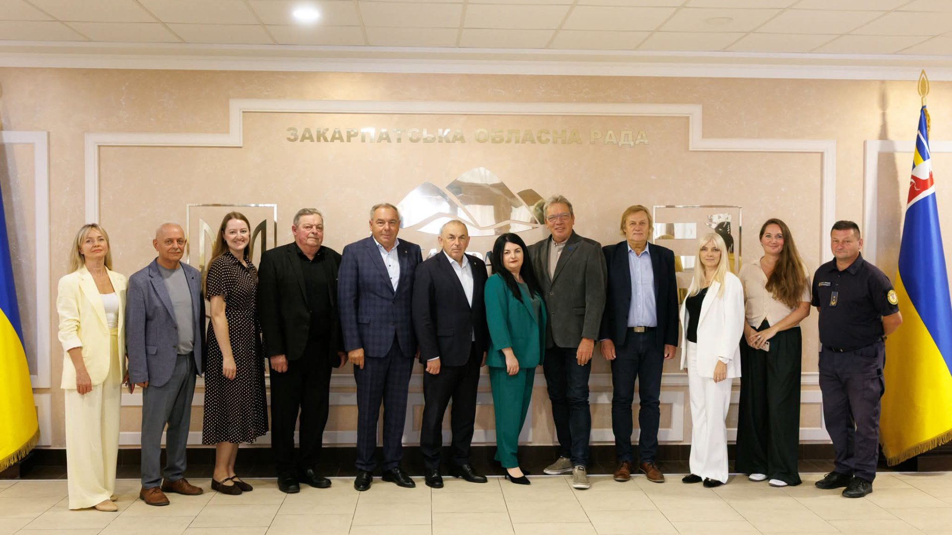 На Закарпаття прибула делегація з Чехії: гірська громада отримала карету швидкої допомоги