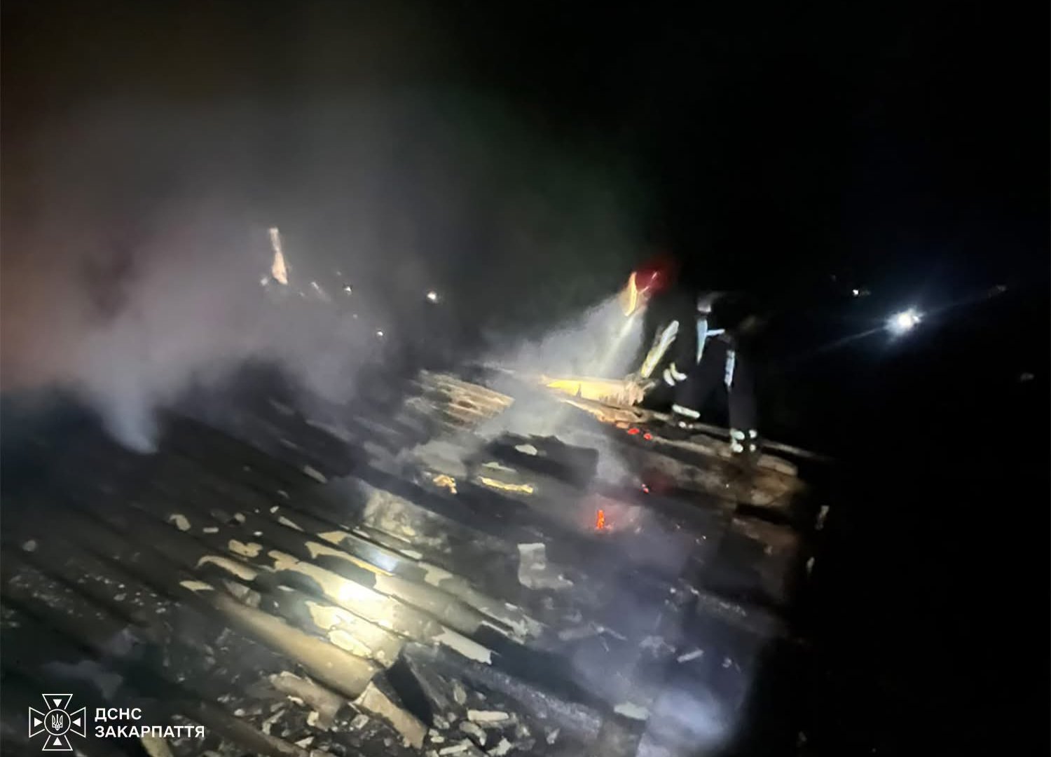 Вогонь уже охопив дах і міг перекинутися на будинок: на Берегівщині вночі горів хлів