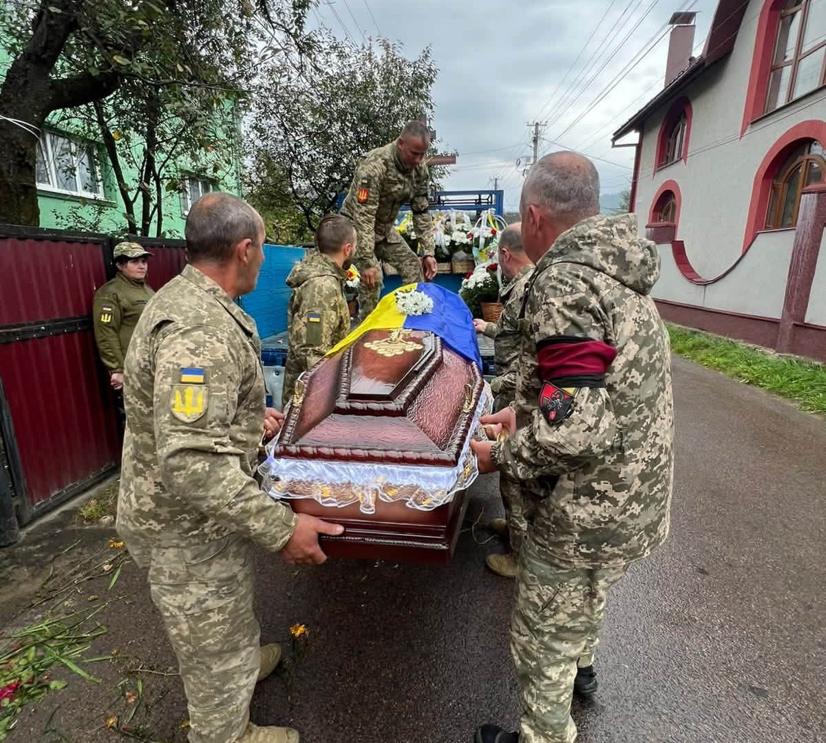 Рахівська громада попрощалася з полеглим Героєм Ярославом Савуляком (ФОТО)