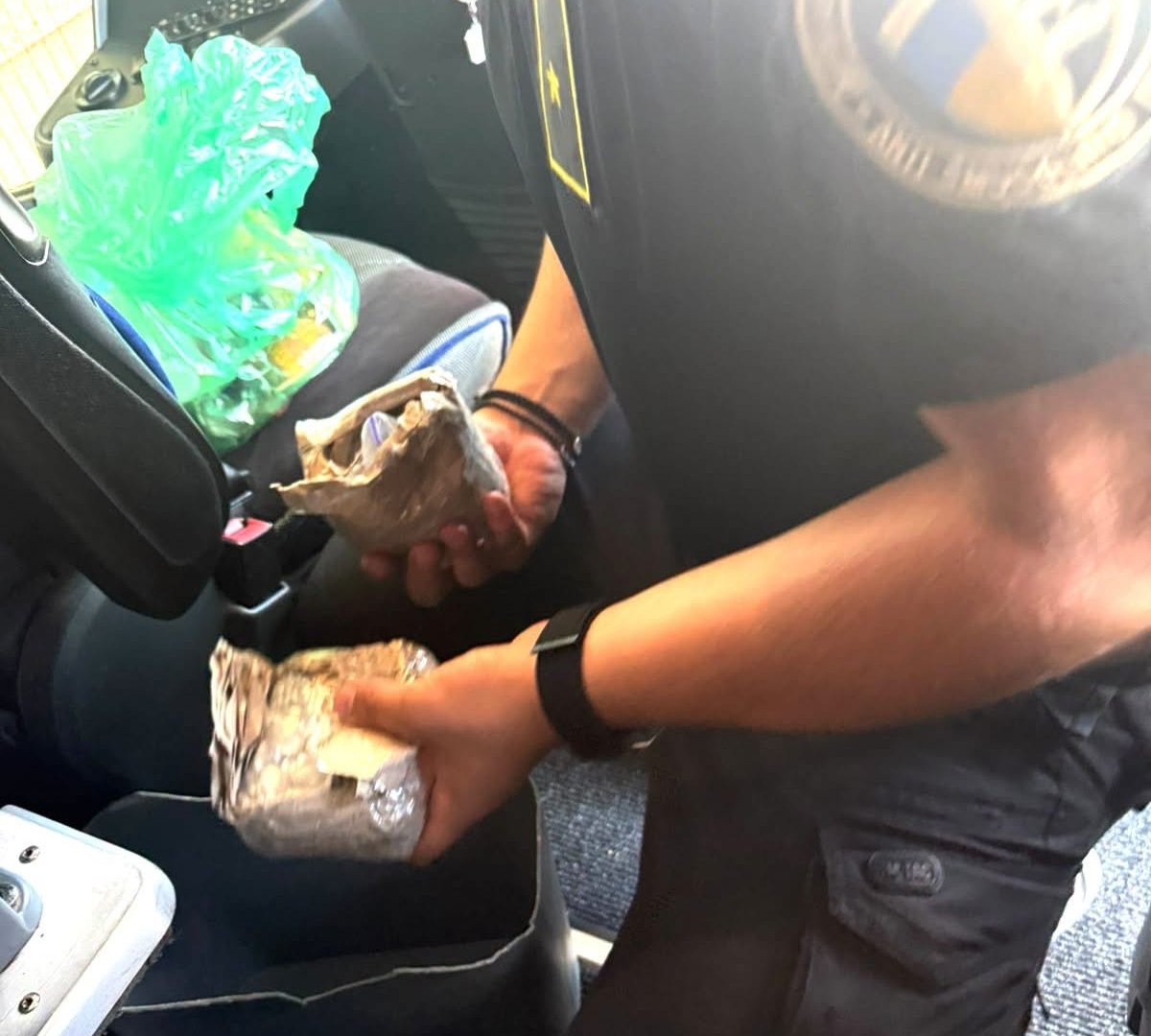 Срібло в кошику зі сміттям: на Закарпатті водій автобуса намагався провезти через кордон 6 кг дорогоцінного металу