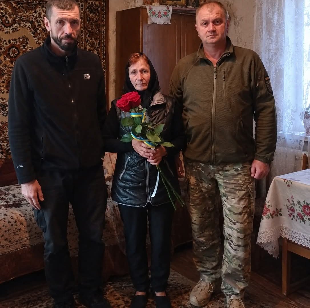 У Хустському районі представники РТЦК та ветеранського простору «ВДОМА» відвідали матір полеглого Захисника
