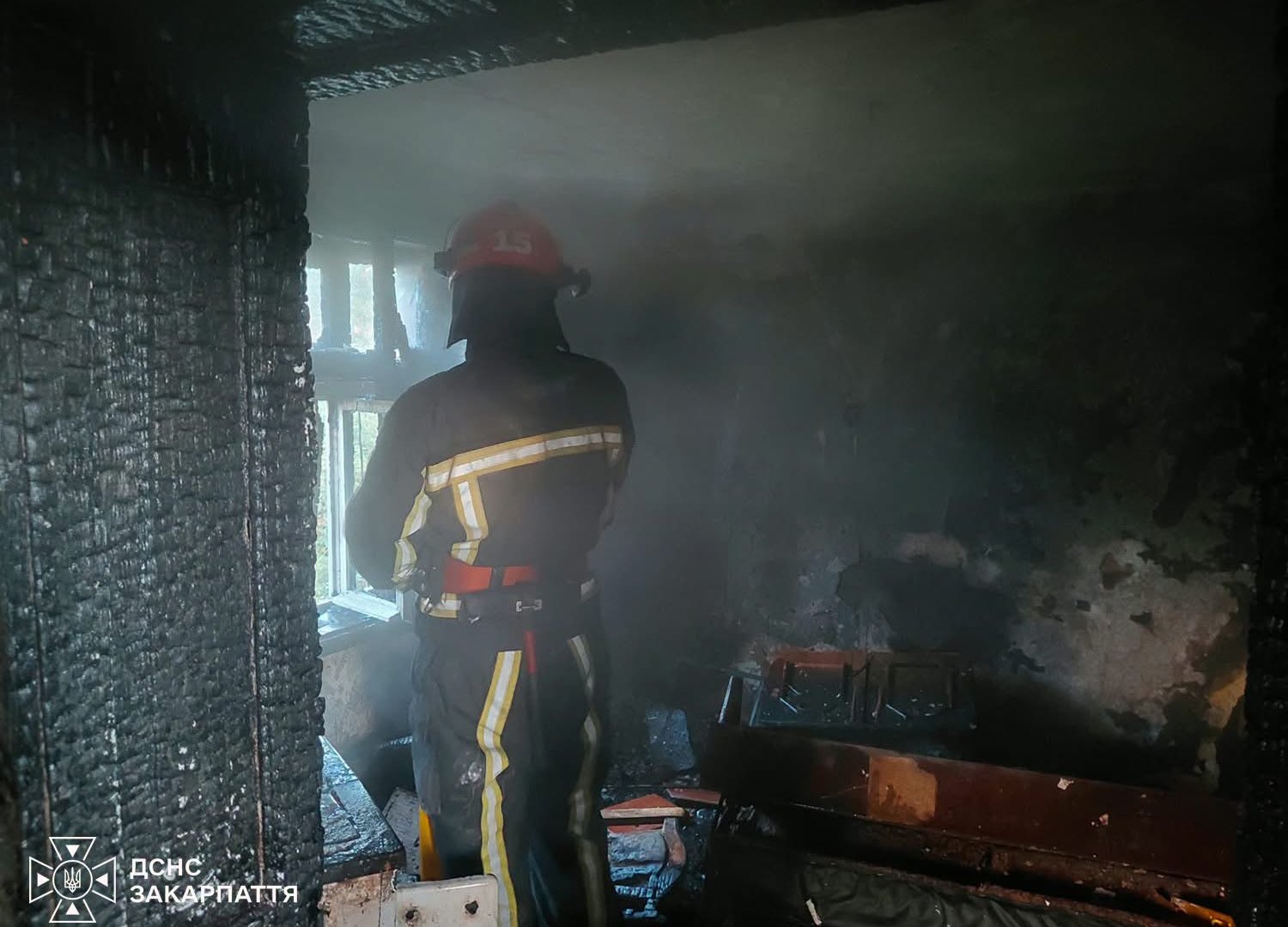 Помітили дим і полум’я у вікнах: на Хустщині сусіди врятували будинок від масштабнішої пожежі