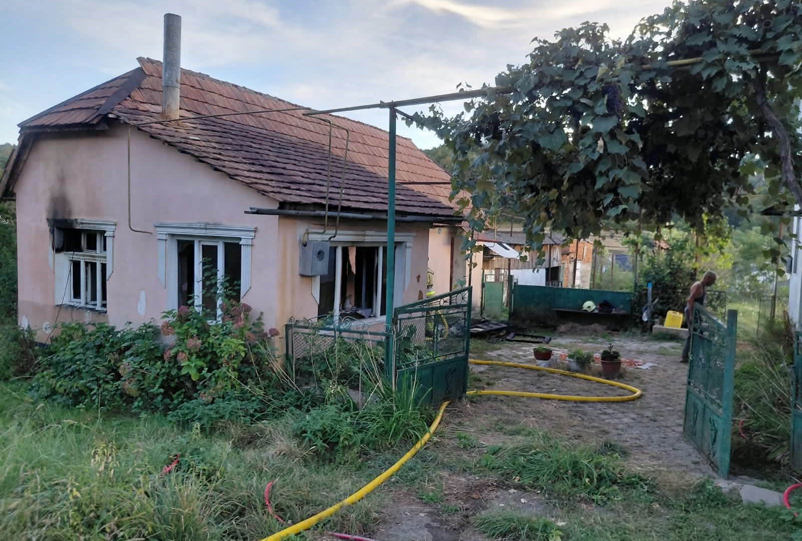 Полум'я виривалося з вікон: на Хустщині сусіди врятували житловий будинок від повного знищення