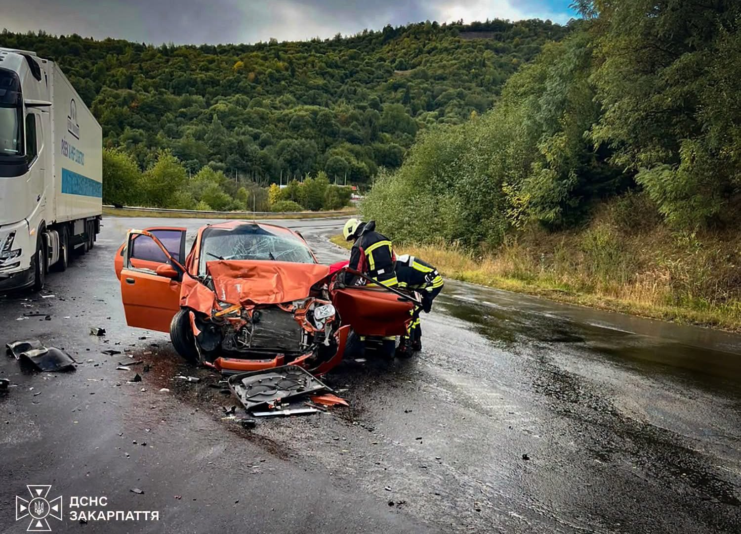 Моторошна ДТП біля Латірки загинула людина, двоє молодих людей травмовані - подробиці від Закарпатських рятувальників