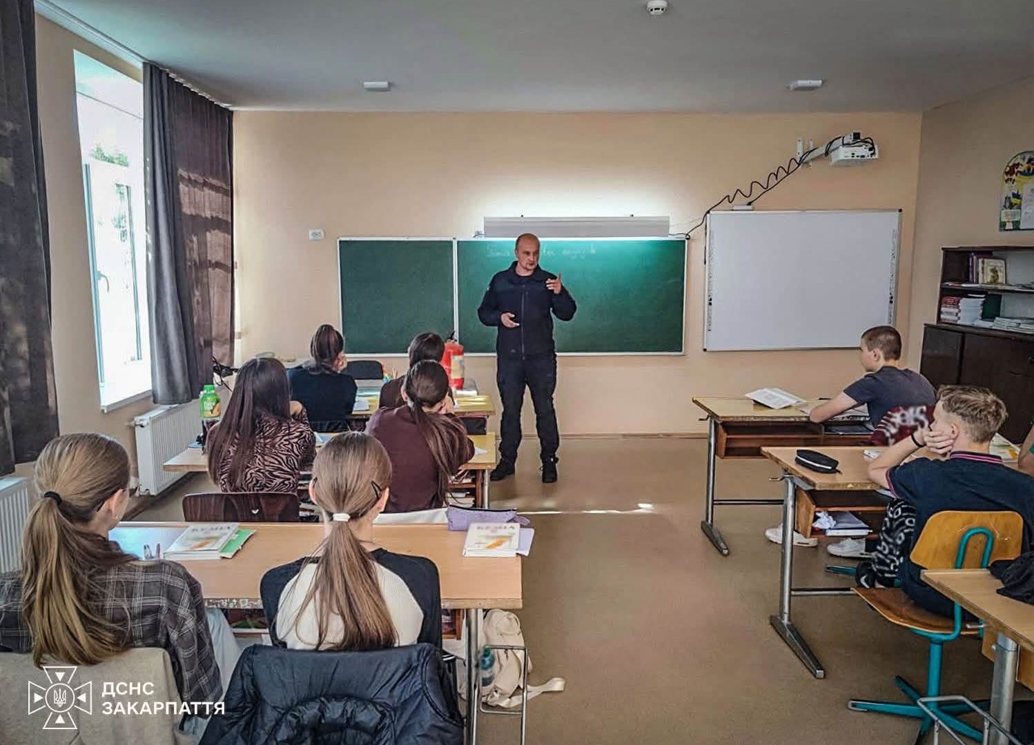 Електрообігрівачі, павербанки та міни: закарпатські рятувальники попередили школярів про небезпеки, які чатують восени
