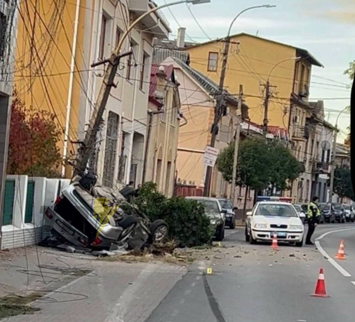 Троща в Ужгороді: водій BMW на швидкості врізався у стовп — вулиця залишилася без світла та інтернету (ФОТО/ВІДЕО)