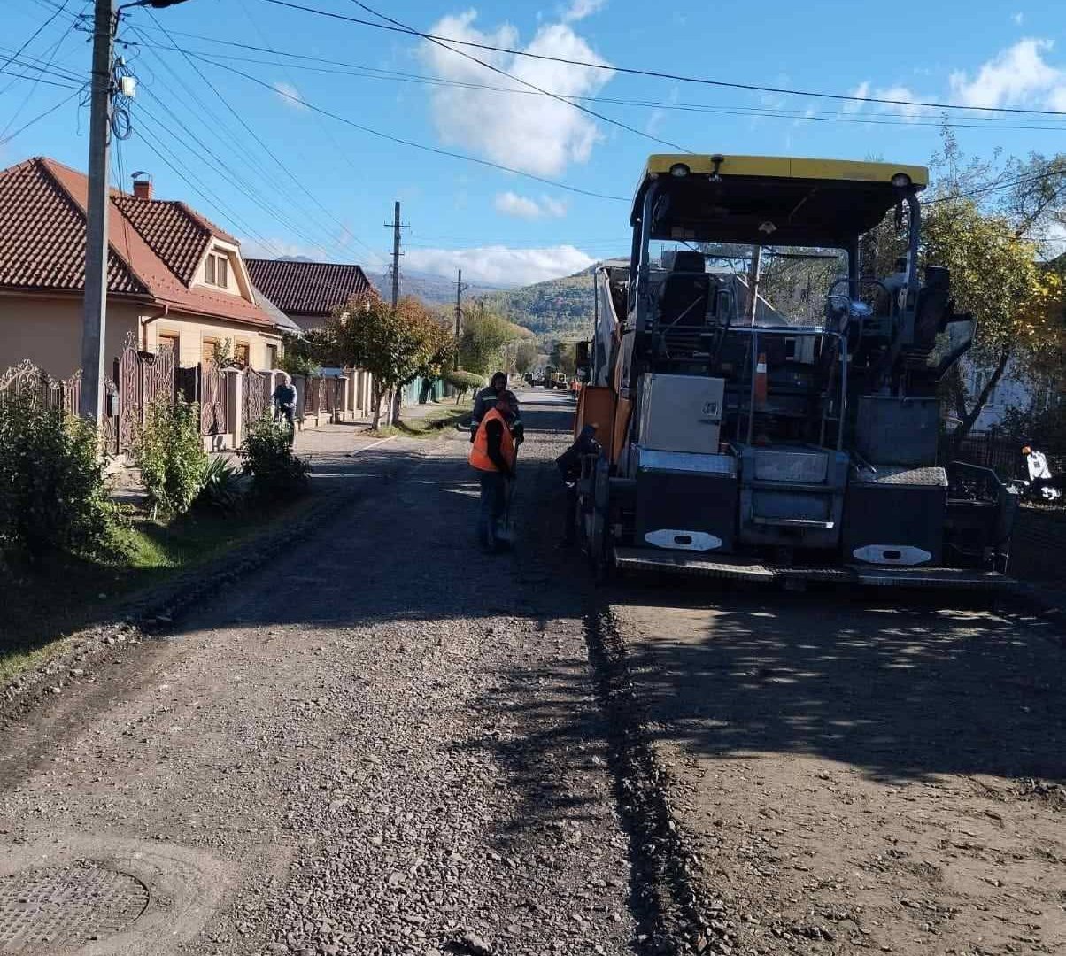 Ремонт місцевих доріг на Закарпатті: перелік автошляхів, де укладають новий асфальт і відновлюють покриття