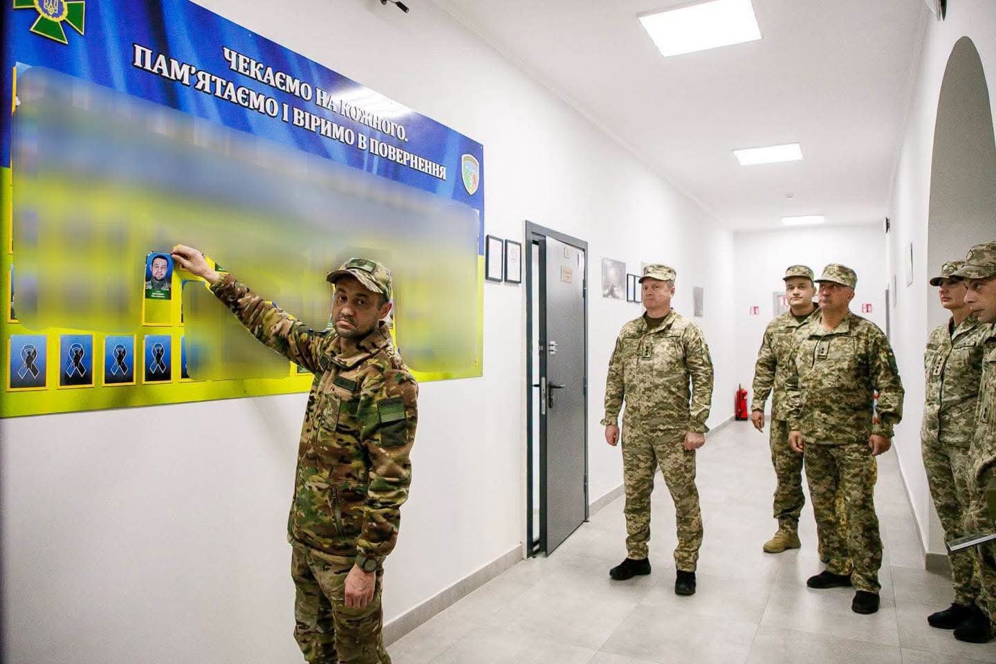 Після полону та реабілітації: прикордонник Чопського загону особисто зняв своє фото з меморіальної дошки